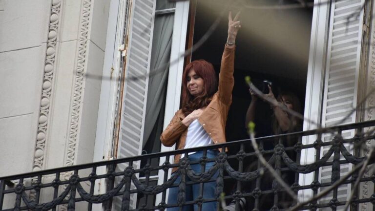 A 100 días de su detención: Cristina Kirchner saluda a la militancia desde el balcón de San José 1111