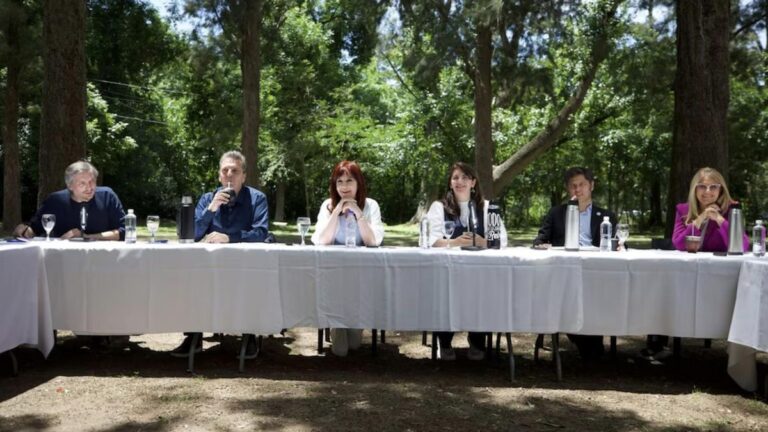 El teléfono de Kicillof, la calculadora de Cristina y las encuestas de Massa: lo que dejó la victoria del peronismo