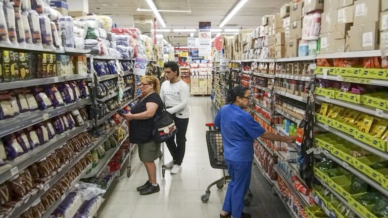 El dólar alto impacta algo en la inflación, paraliza el mercado inmobiliario pero no detiene viajes al exterior