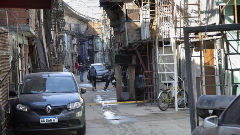 El ajuste de Milei también llegó al acceso al agua potable: la inversión cayó a su nivel más bajo en dos décadas