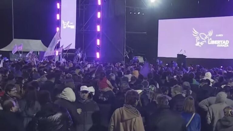Milei cierra la campaña en Moreno en medio de un blindaje policial, choques con manifestantes y cruces con Kicillof