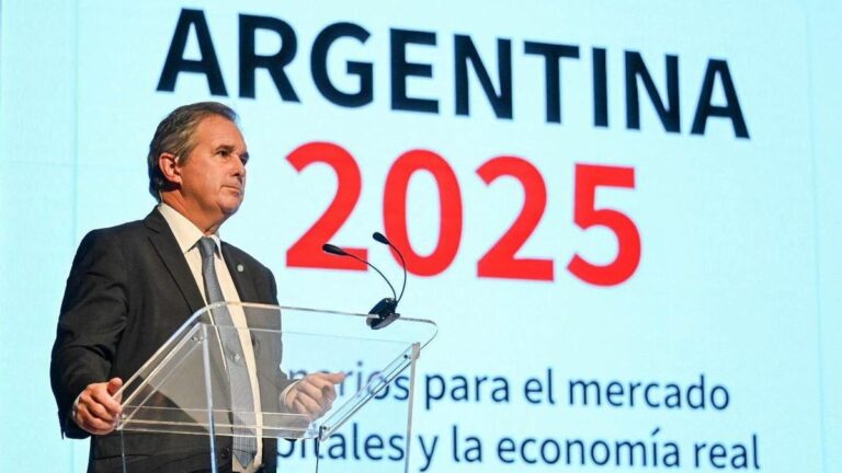 El Gobierno anunció que intervendrá en el mercado libre de cambios para contribuir «a su liquidez y normal funcionamiento»