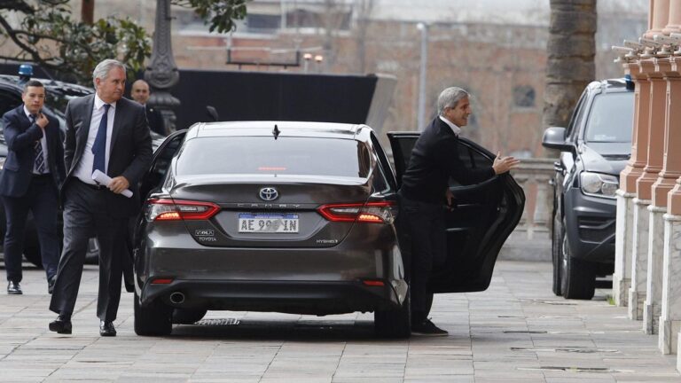 Milei recibe a Caputo en la Casa Rosada mientras suben el dólar y el riesgo país
