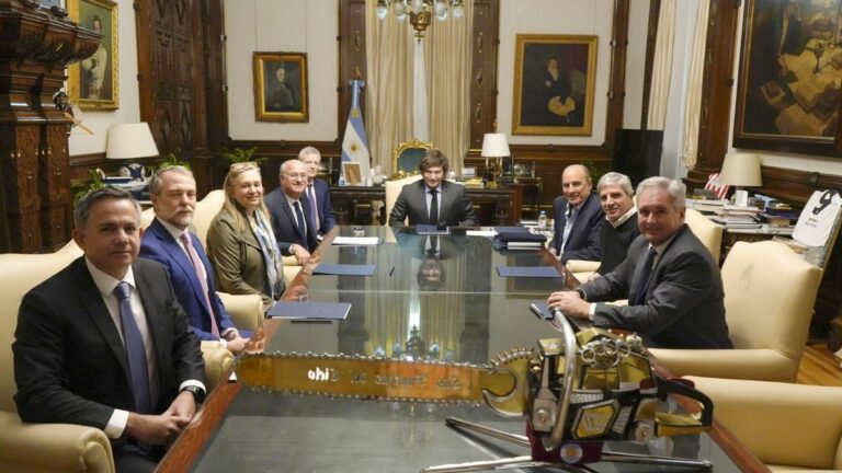 Bajo presión del FMI, Caputo bajó la tasa y el dólar reaccionó al alza hasta alcanzar los .465