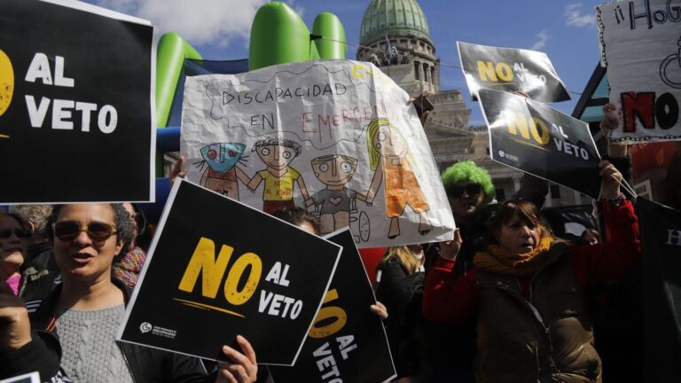 «Vamos a seguir peleando más allá de la ley»: la calle y el Congreso, cerca de voltear el veto de Milei a la Emergencia en Discapacidad
