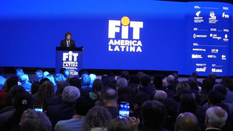 De regreso al país Milei pidió una reforma fiscal y criticó las «devaluaciones recurrentes»