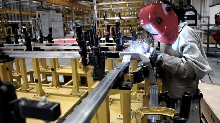Con Milei y Caputo, la industria no despega: cayó la utilización de capacidad instalada y quedó en 58,2%