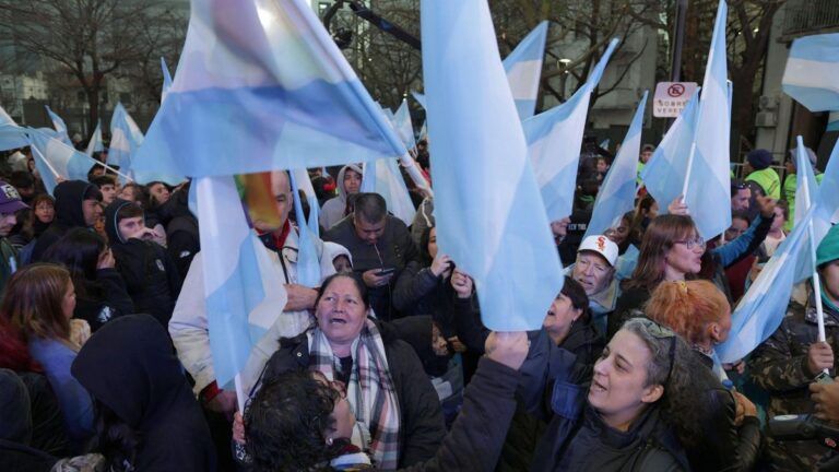 Duro golpe para Milei: Fuerza Patria superó a La Libertad Avanza por más de 13 puntos en las elecciones bonaerenses