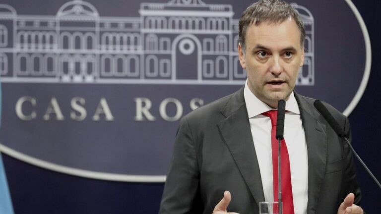 El Gobierno dice que el Congreso hizo «demagogia», votó «un horror» y que quiere «que la Argentina estalle»