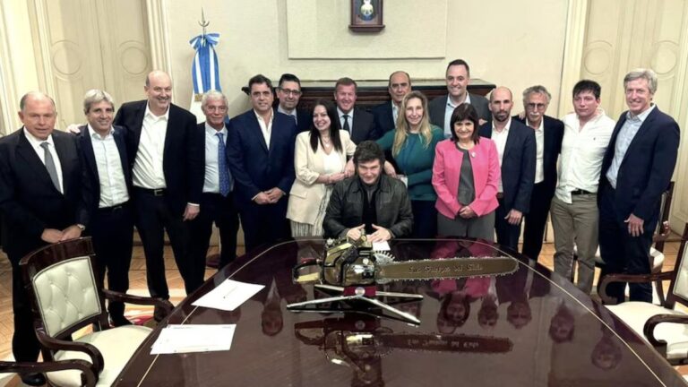 Milei reunió a su gabinete por primera vez desde el escándalo de las coimas y prepara su acto en Moreno