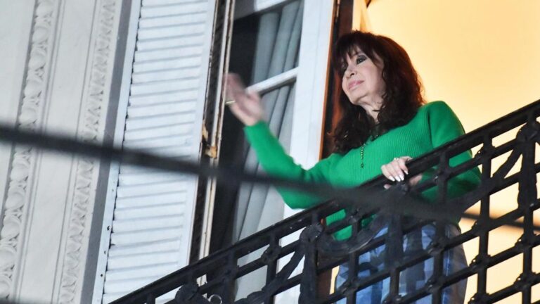 Cristina tendrá su 17 de octubre: caravana a San José y tregua con Kicillof hasta después de las elecciones Cristina tendrá su 17 de octubre: caravana a San José y tregua con Kicillof hasta después de las elecciones