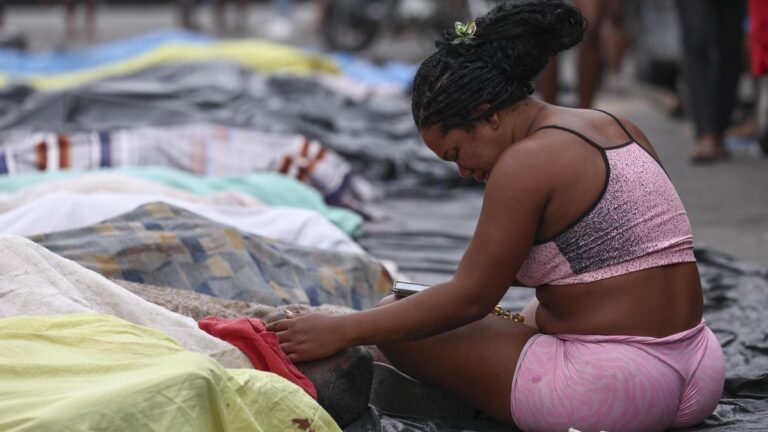 Suman 132 los muertos en la operación policial en Río de Janeiro y en las favelas exponen los cadáveres en las plazas