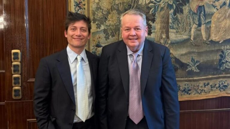 Sin intermediarios: Caputo organiza una cumbre con un emisario de Trump para intervenir en la política interna del Gobierno