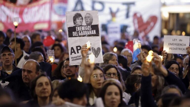 Trabajadores del Garrahan se concentran en el Congreso y exigen que el Senado rechace los vetos presidenciales
