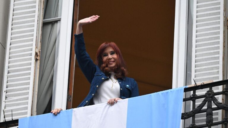 Tras el mensaje a Kicillof, Cristina mira el Congreso: flexibilidad para los gobernadores y negociaciones por la Corte Tras el mensaje a Kicillof, Cristina mira el Congreso: flexibilidad para los gobernadores y negociaciones por la Corte