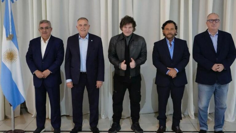 Milei reúne a todo el gabinete y a los gobernadores en una foto de poder federal Milei reúne a todo el gabinete y a los gobernadores en una foto de poder federal