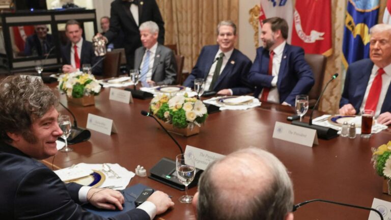 El secretario del Tesoro de EE.UU. aclaró que el acuerdo por US.000 millones con Argentina “no es un rescate” El secretario del Tesoro de EE.UU. aclaró que el acuerdo por US.000 millones con Argentina “no es un rescate”