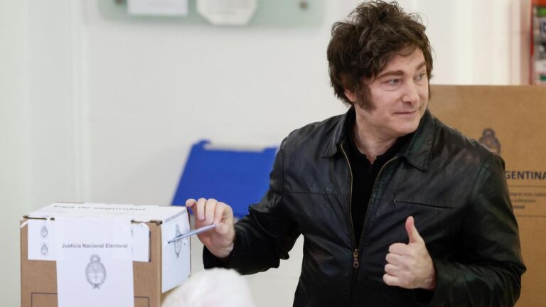 La Libertad Avanza cierra la jornada entre la expectativa y la inquietud por la baja participación La Libertad Avanza cierra la jornada entre la expectativa y la inquietud por la baja participación