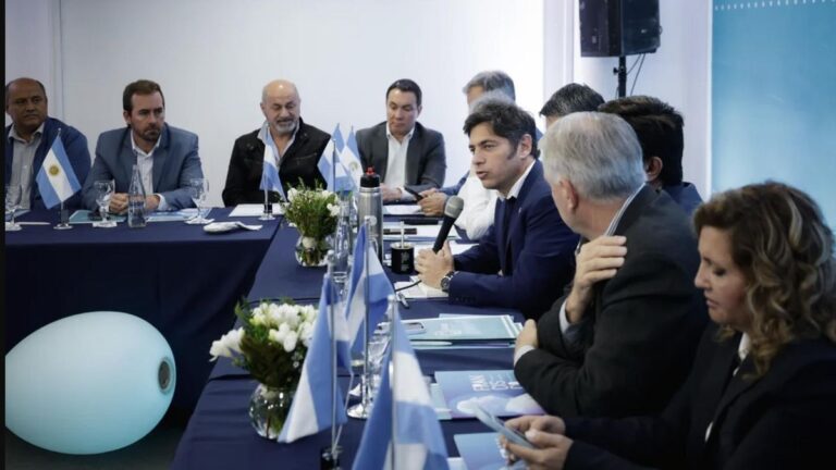 Kicillof se reunió con intendentes en medio de un clima de tensión en el peronismo