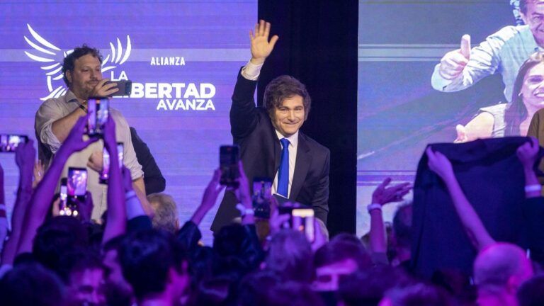 Tras la victoria, Milei admite que está «frenada» la economía y aventura sumar aliados al gabinete