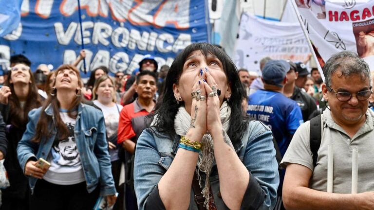 Desde el balcón de San José 1111, Cristina muestra al peronismo unido y reversiona el 17 de octubre: «Bessent o Perón» Desde el balcón de San José 1111, Cristina muestra al peronismo unido y reversiona el 17 de octubre: «Bessent o Perón»