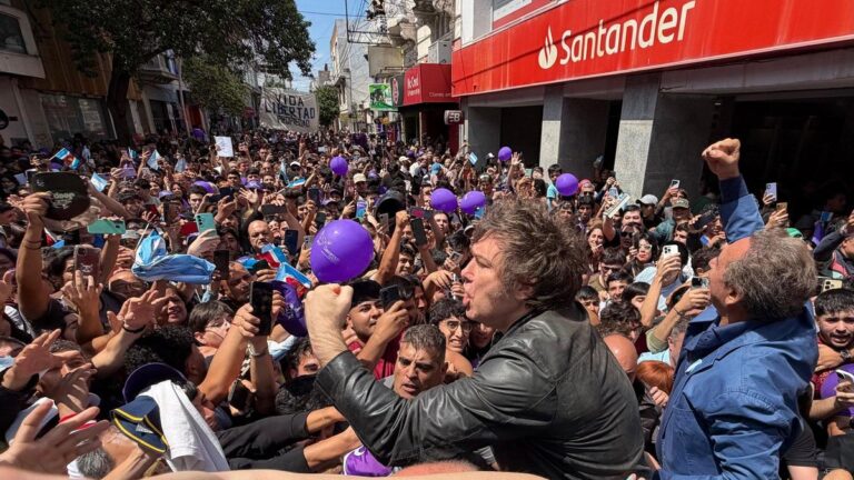Javier Milei sigue de gira con Karina y acusa de kirchnerista a la mujer que agredió a un fotógrafo Javier Milei sigue de gira con Karina y acusa de kirchnerista a la mujer que agredió a un fotógrafo