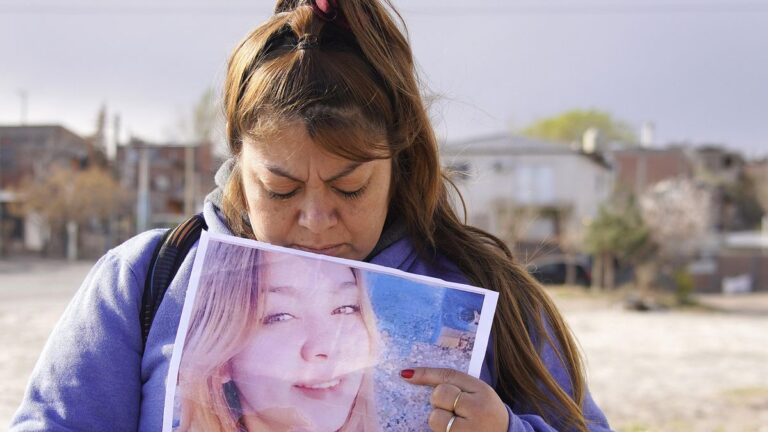 “Acá desaparecí”: el esfuerzo por mantener el reclamo por la desaparición de Luciana Muñoz en la capital de Vaca Muerta “Acá desaparecí”: el esfuerzo por mantener el reclamo por la desaparición de Luciana Muñoz en la capital de Vaca Muerta