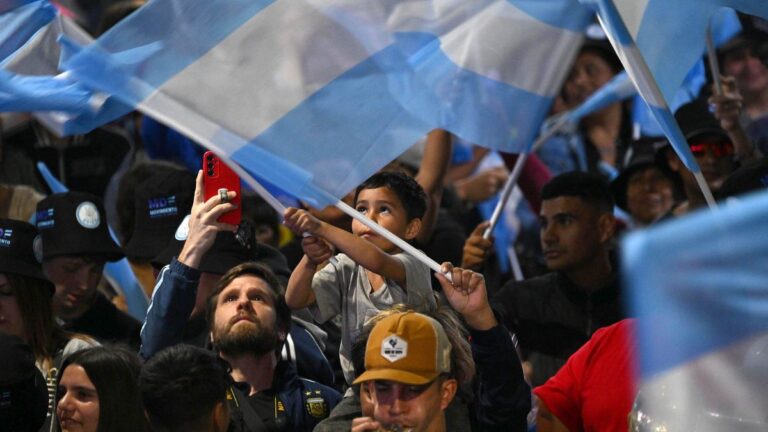 Del entusiasmo a la cautela: Fuerza Patria ve como se achica la diferencia en Buenos Aires y prepara un cierre de unidad