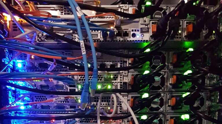 ¿Podría apagarse Internet? Un viaje a las entrañas del frágil sistema que mantiene unido al mundo moderno