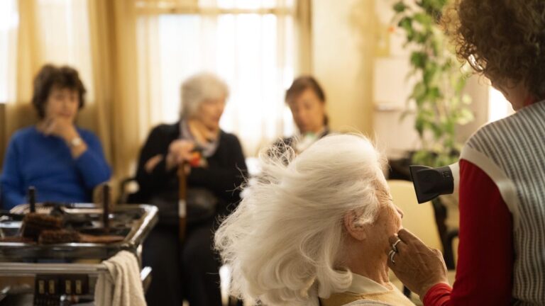 La peluquería como territorio: belleza, cuidado y autonomía después de los 80