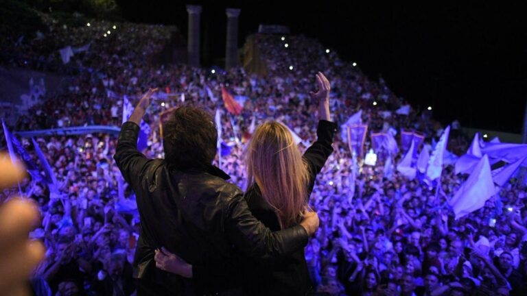 “Llegamos de pie”: Milei cerró su campaña en Rosario con promesas de cambio y ministros en fuga “Llegamos de pie”: Milei cerró su campaña en Rosario con promesas de cambio y ministros en fuga