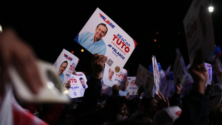 Bolivia elige a su nuevo presidente en un duelo de la derecha tras 20 años de hegemonía de izquierda Bolivia elige a su nuevo presidente en un duelo de la derecha tras 20 años de hegemonía de izquierda