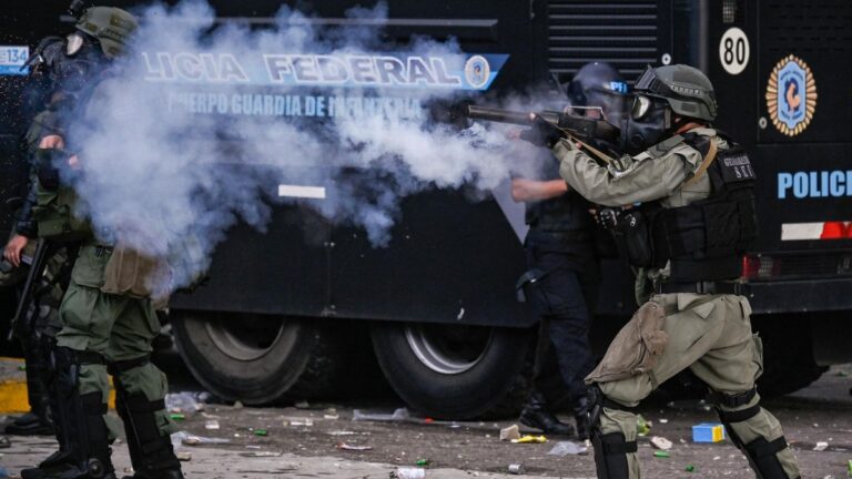 Bullrich habló de «200 policías heridos» pero la represión ya dejó más de 1.300 manifestantes lesionados