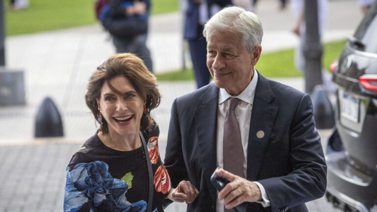 El CEO global de JP Morgan se reúne con Milei y Caputo en busca de garantías para prestarles