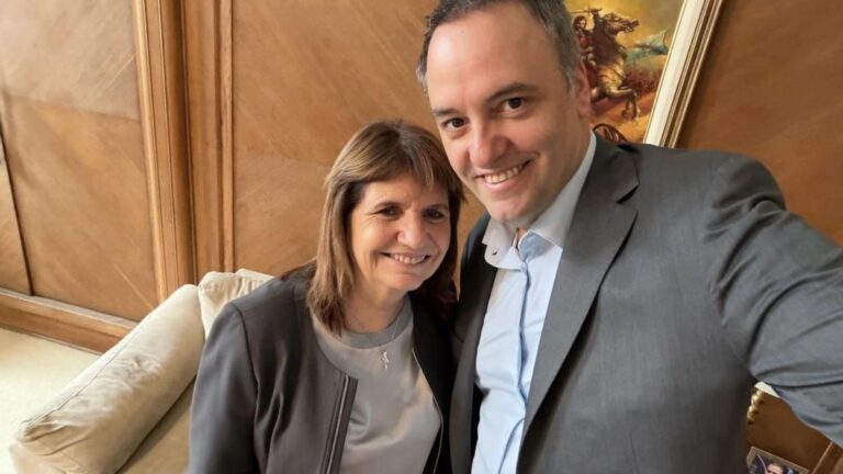 Ruido entre Adorni, Bullrich y Santilli: devuelven el Renaper a Interior horas después del traspaso a Seguridad Ruido entre Adorni, Bullrich y Santilli: devuelven el Renaper a Interior horas después del traspaso a Seguridad