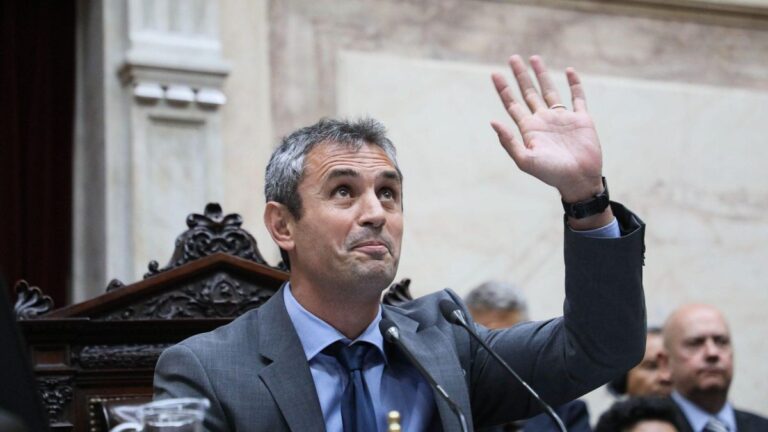 Menem ordenó a los diputados salientes devolver oficinas y equipamiento antes del 9 de diciembre