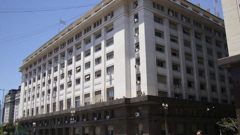 Despiden a la hermana de Calvete, pero resiste su yerno de la mano de Santiago Caputo