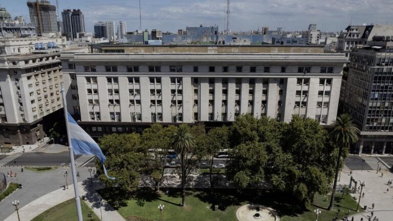 Otra reforma tributaria es posible: a quién bajar impuestos y a quién subirle para crecer y redistribuir Otra reforma tributaria es posible: a quién bajar impuestos y a quién subirle para crecer y redistribuir