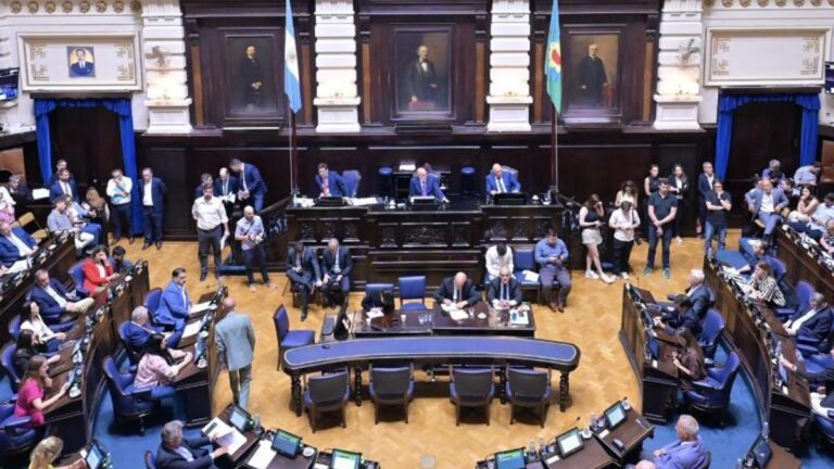 Deuda por US.035 millones y cargos en el BaPro: los pendientes que dejó la votación de madrugada en la Legislatura de Kicillof