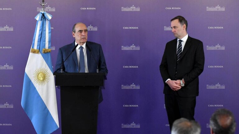 Francos y Catalán volvieron a la Casa Rosada para hacer la «transición» con Adorni y Santilli Francos y Catalán volvieron a la Casa Rosada para hacer la «transición» con Adorni y Santilli