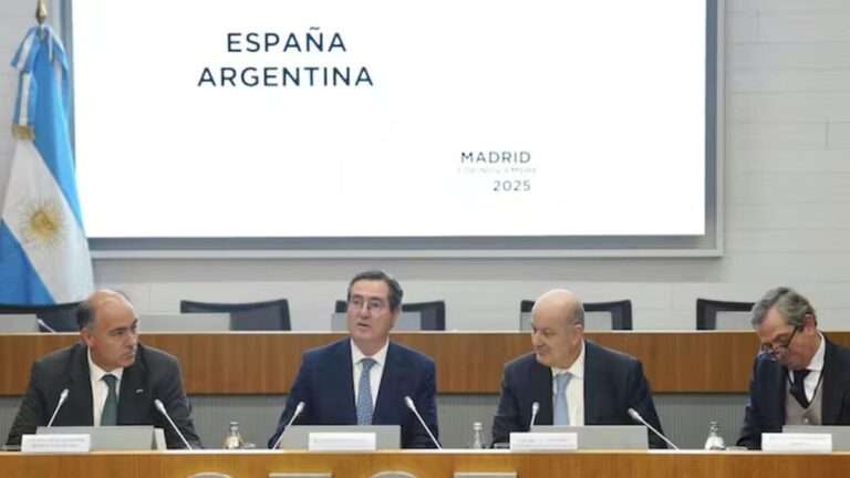 Sturzenegger advirtió que el Gobierno busca “desarticular la estructura” sindical y la CGT discute su conducción Sturzenegger advirtió que el Gobierno busca “desarticular la estructura” sindical y la CGT discute su conducción