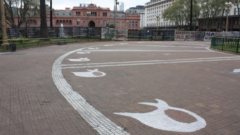 «Si dejamos la plaza, perdimos la guerra»: un acto negacionista escala a Bullrich y hay tensión por una marcha de la izquierda