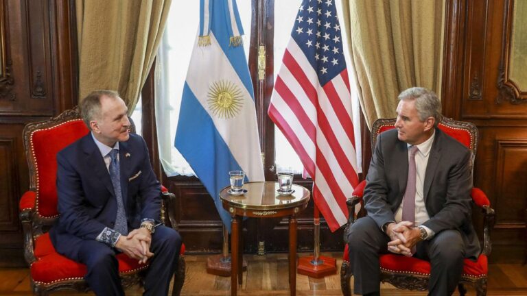 Milei firmó un pacto desequilibrado con Trump, mientras Rocca le pide política industrial y crece el contrabando Milei firmó un pacto desequilibrado con Trump, mientras Rocca le pide política industrial y crece el contrabando