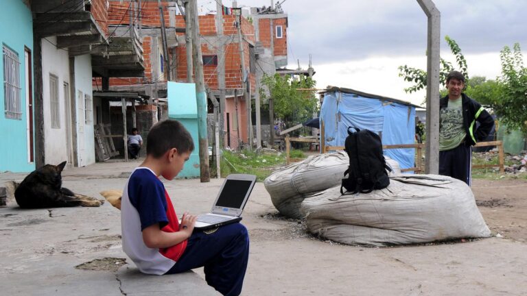 Tres de cada diez hogares con niñas y niños aún no cubren sus gastos en Argentina, según UNICEF Tres de cada diez hogares con niñas y niños aún no cubren sus gastos en Argentina, según UNICEF