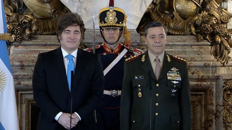Con el uniforme del Ejército, Presti juró ante Milei como ministro de Defensa Con el uniforme del Ejército, Presti juró ante Milei como ministro de Defensa