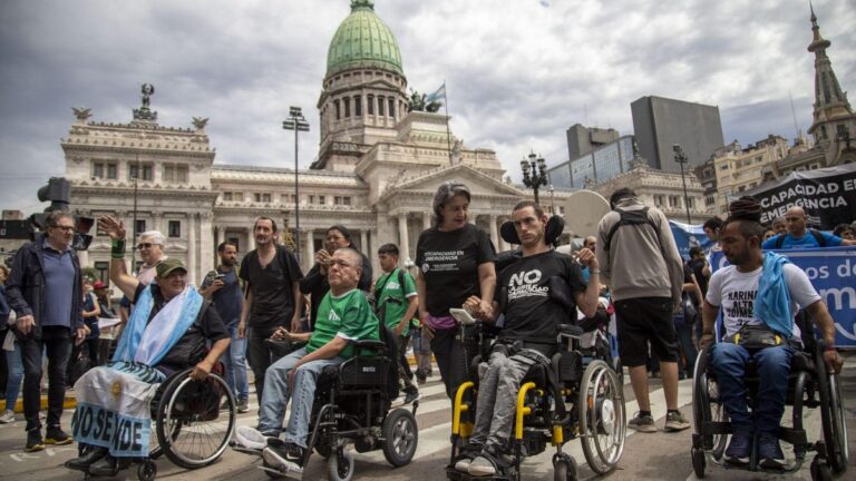 El primer presupuesto de Milei consolida la motosierra y asegura desgravaciones impositivas para ciertos sectores