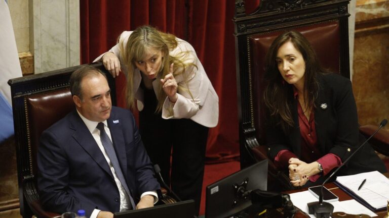El Senado define el Presupuesto el viernes 26 tras el golpe al capítulo 11 y el fantasma del veto de Javier Milei El Senado define el Presupuesto el viernes 26 tras el golpe al capítulo 11 y el fantasma del veto de Javier Milei