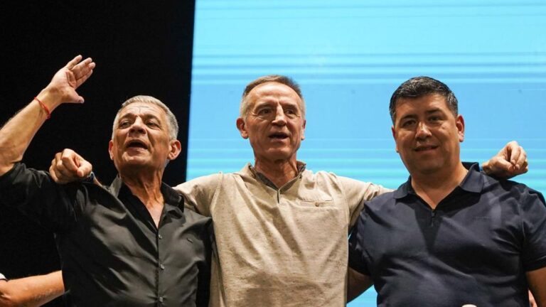 La CGT endurece la postura frente a la reforma laboral y va al Senado a definir un plan de acción con el bloque peronista La CGT endurece la postura frente a la reforma laboral y va al Senado a definir un plan de acción con el bloque peronista