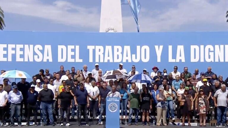 La CGT movilizó a la Plaza de Mayo contra la reforma laboral: «Vamos a terminar en un paro nacional» La CGT movilizó a la Plaza de Mayo contra la reforma laboral: «Vamos a terminar en un paro nacional»