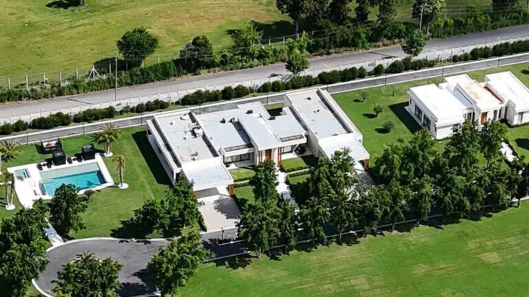 La Justicia allana una mansión que vinculan a «Chiqui» Tapia en la causa que investiga presunto lavado de activos: hallan 45 autos de lujo La Justicia allana una mansión que vinculan a «Chiqui» Tapia en la causa que investiga presunto lavado de activos: hallan 45 autos de lujo